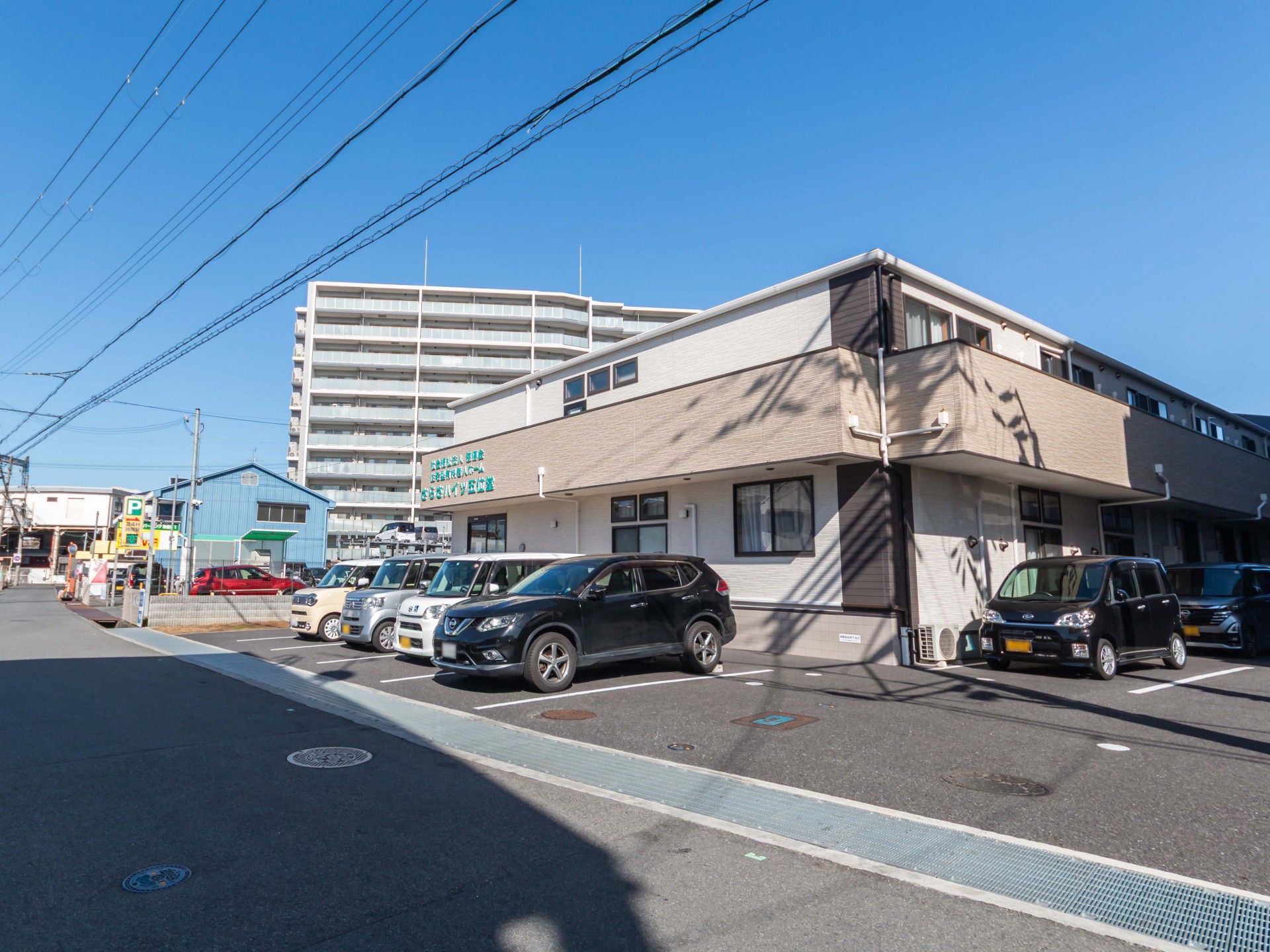 駐車場のある建物外観