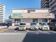 駐車場のある建物外観