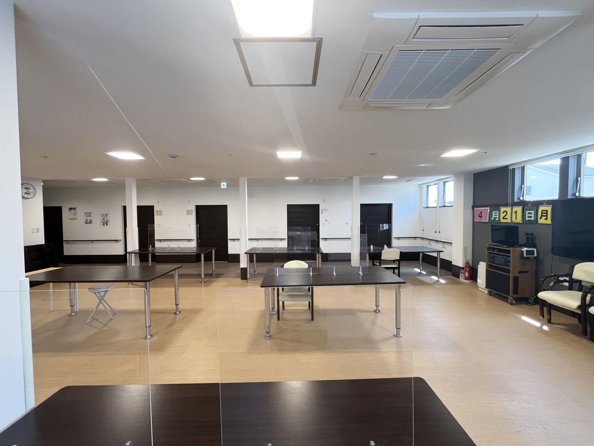広いテーブルのある部屋