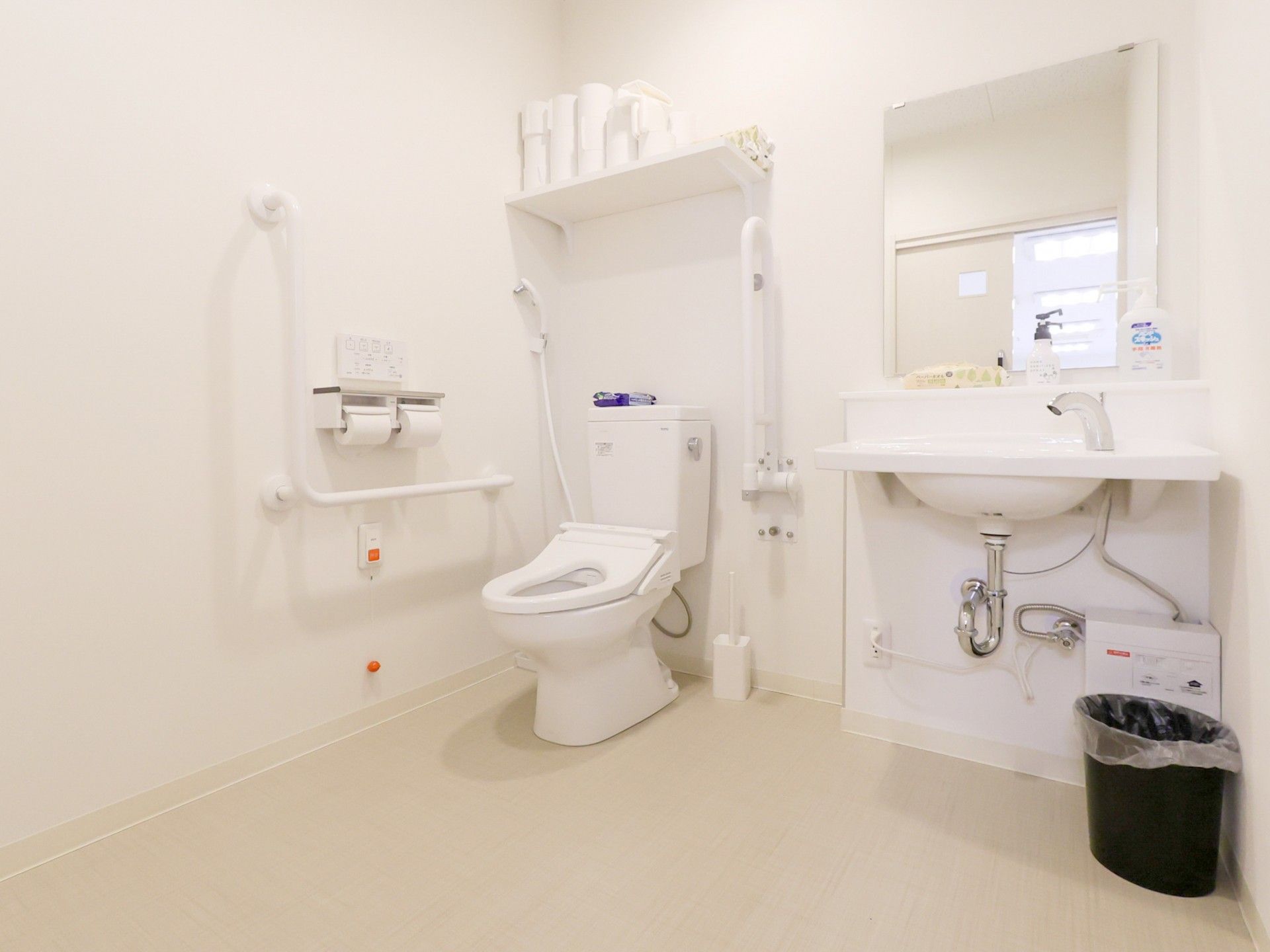 清潔な洗面台とトイレの居室