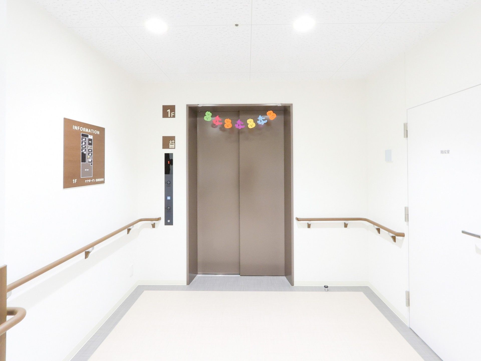 エレベーターホールの壁飾り