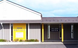 明るいエントランスの施設