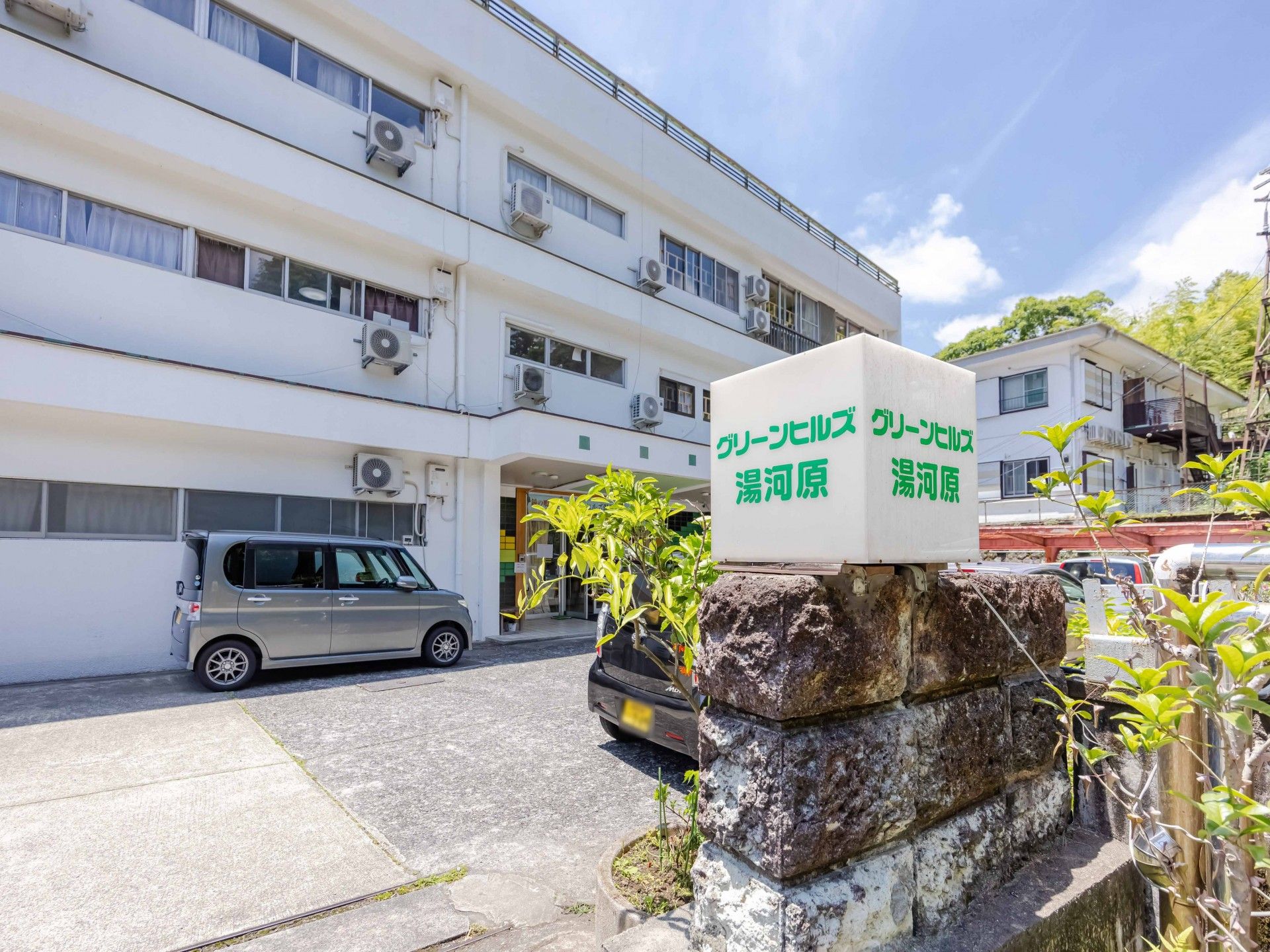 明るい外観の建物入口
