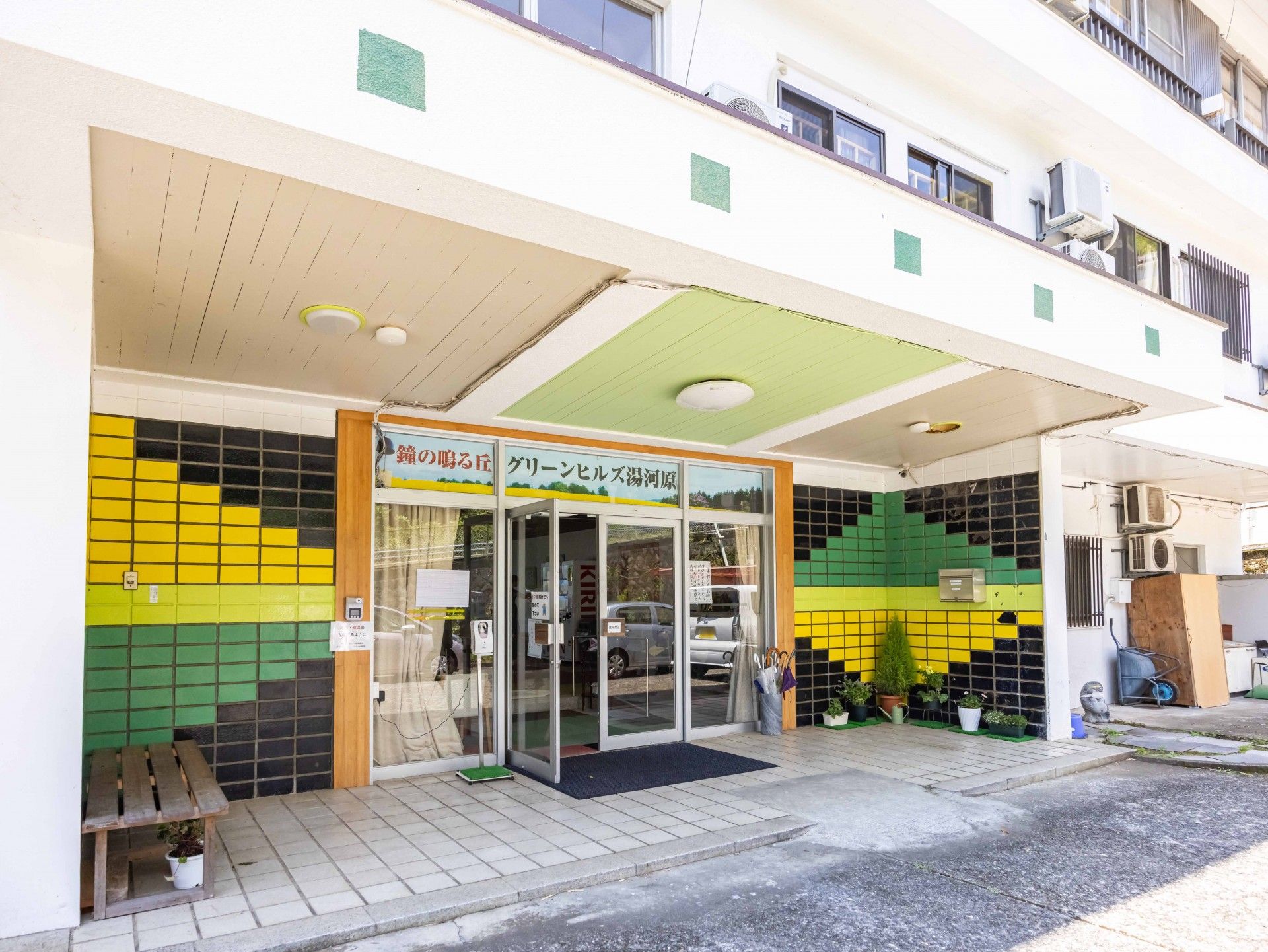 明るい入り口の施設