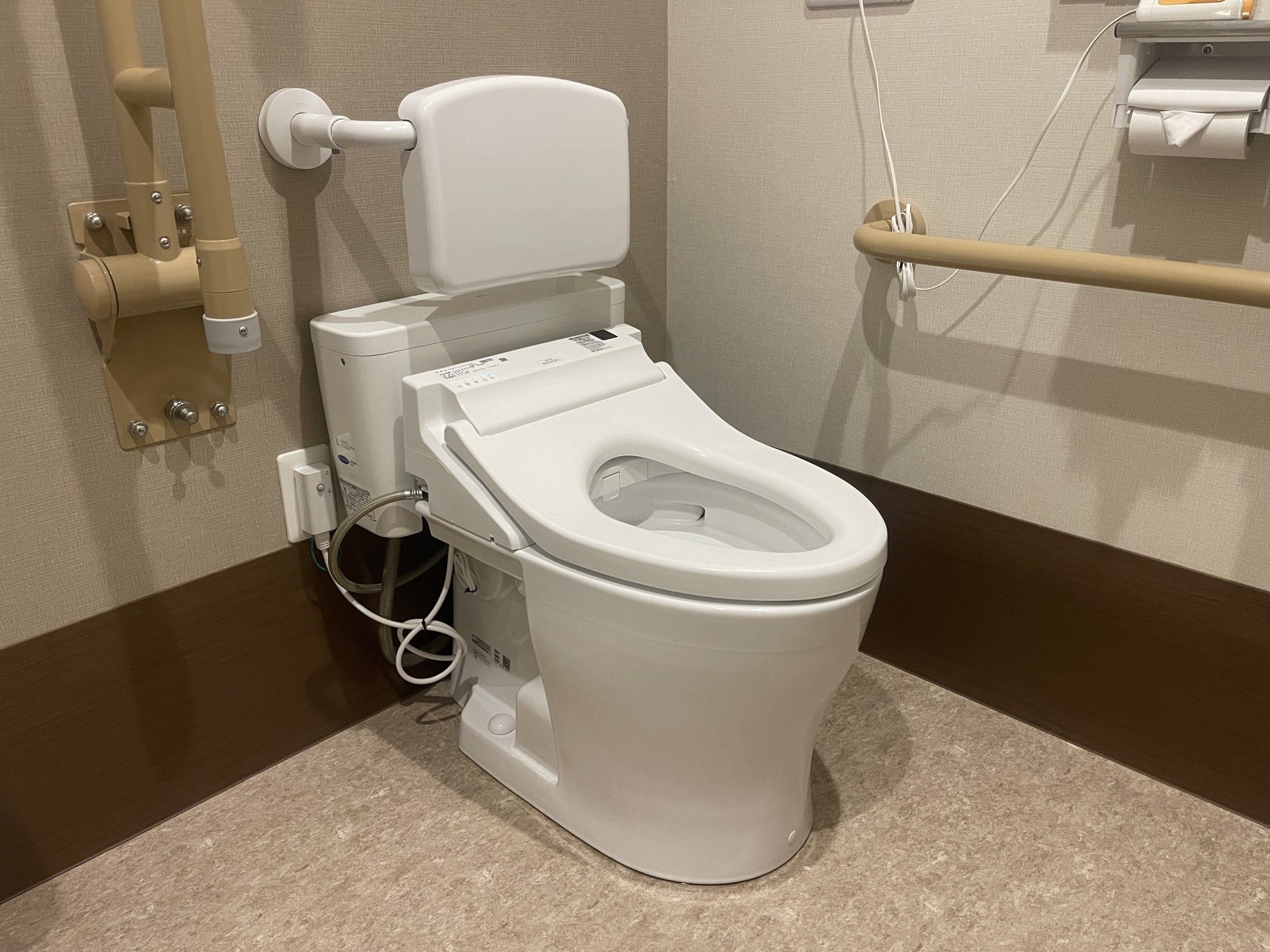 手すり付きのトイレ