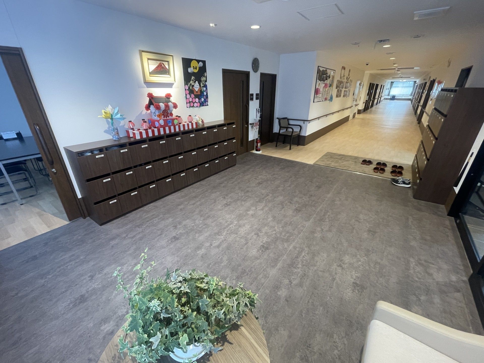 広い廊下と飾り棚