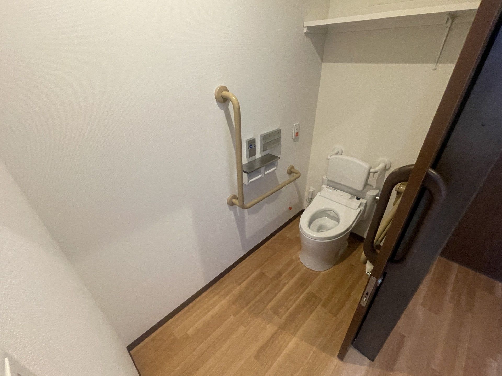 手すり付きのトイレ