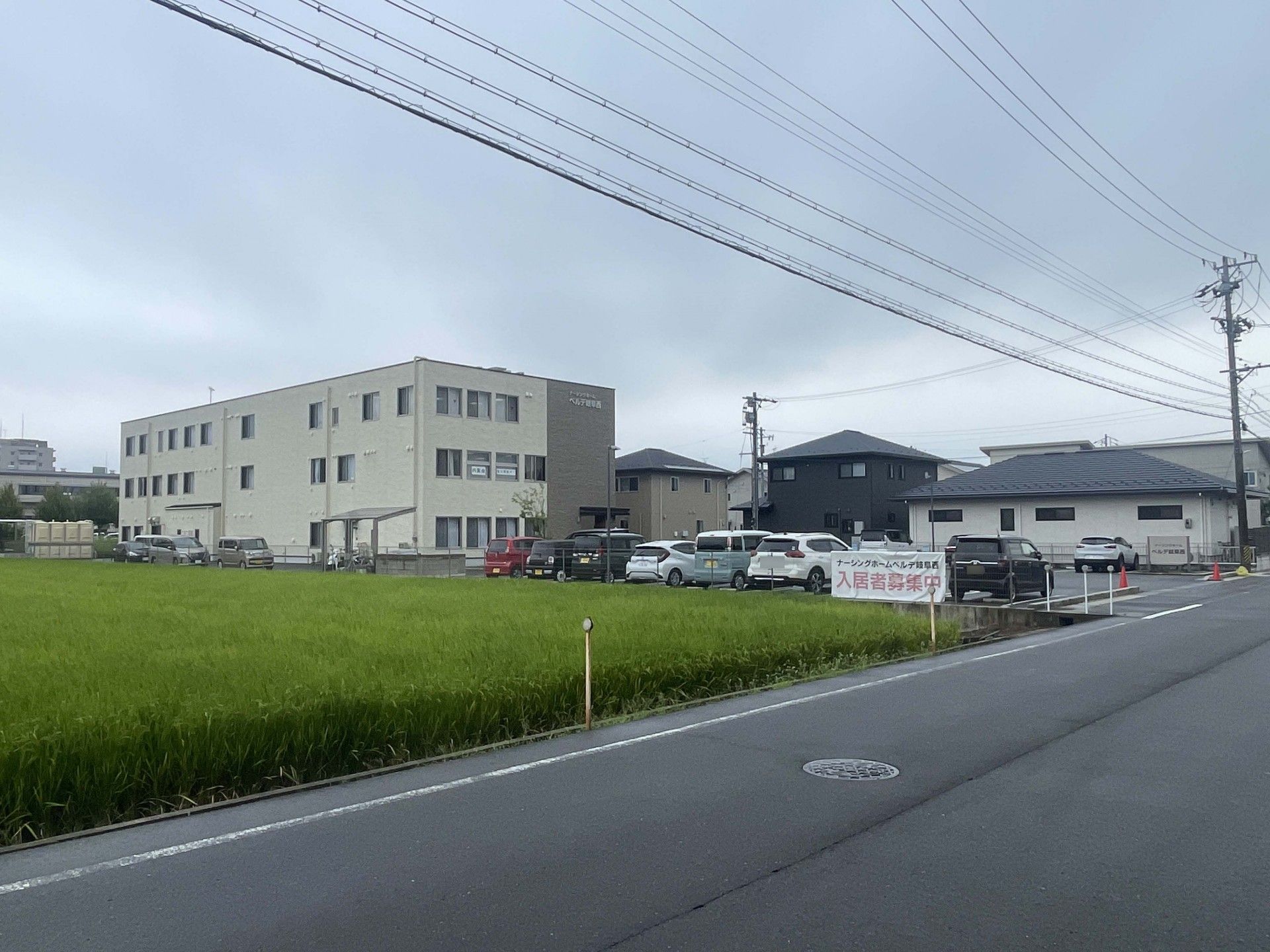 広い駐車場のある建物