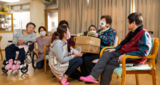 外でくつろぐ3名の男女