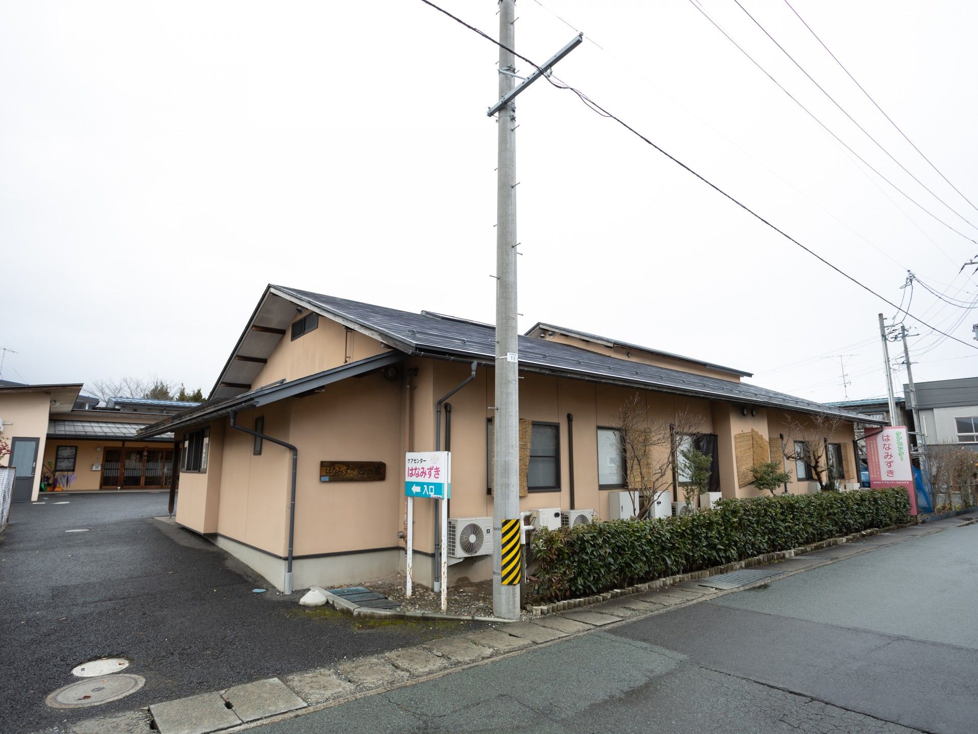 落ち着いた外観の建物