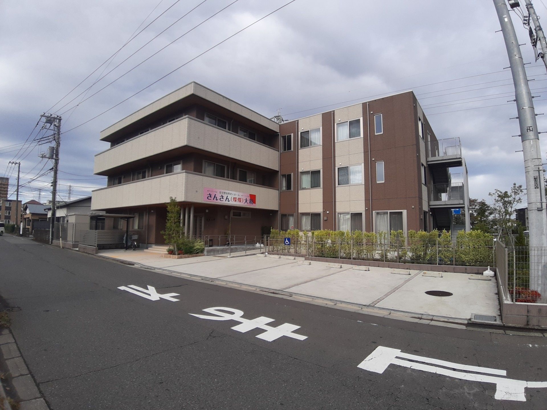 白とブラウンの3階建て