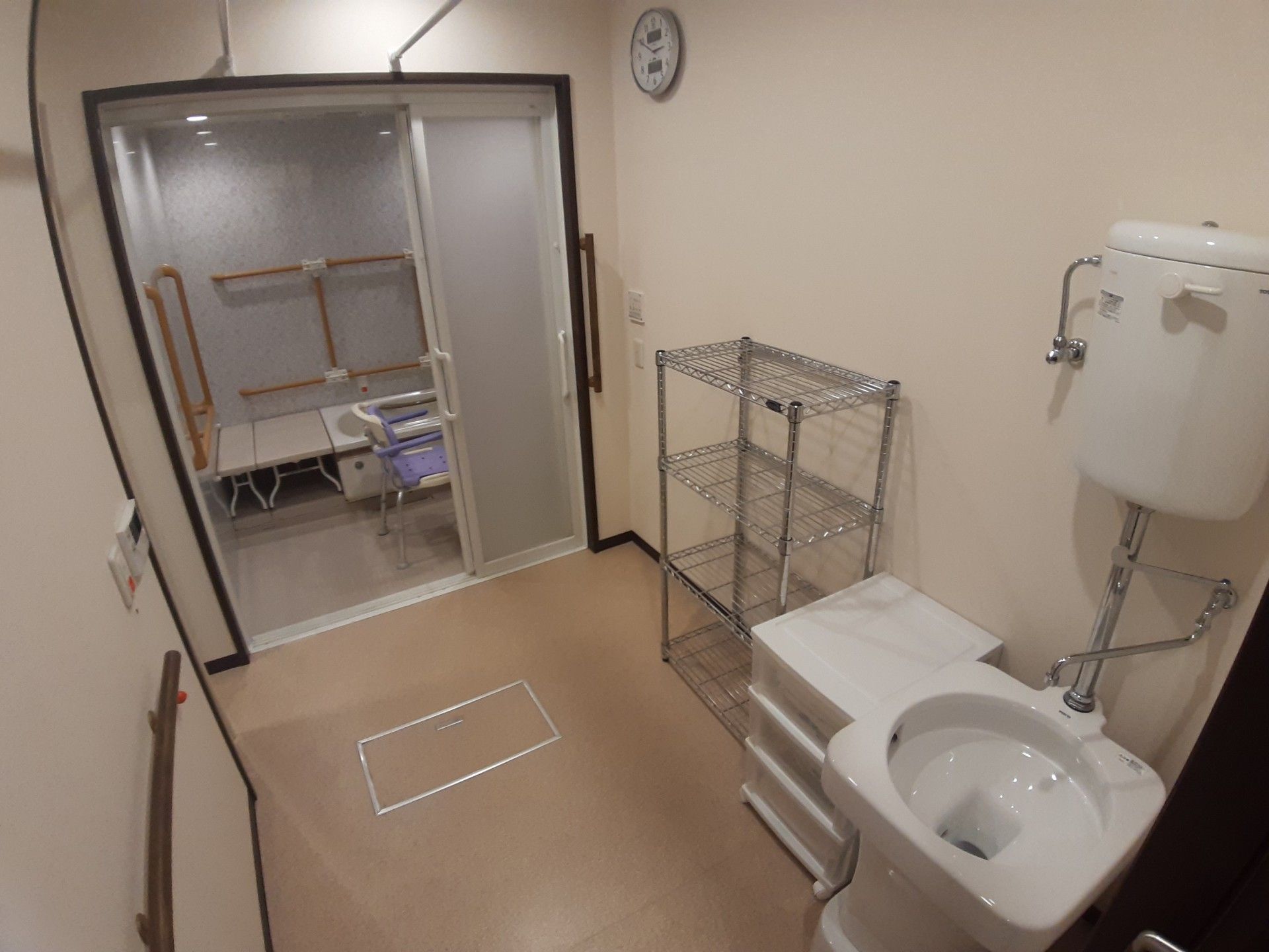 ラックが置いてあり、正面には浴室がある