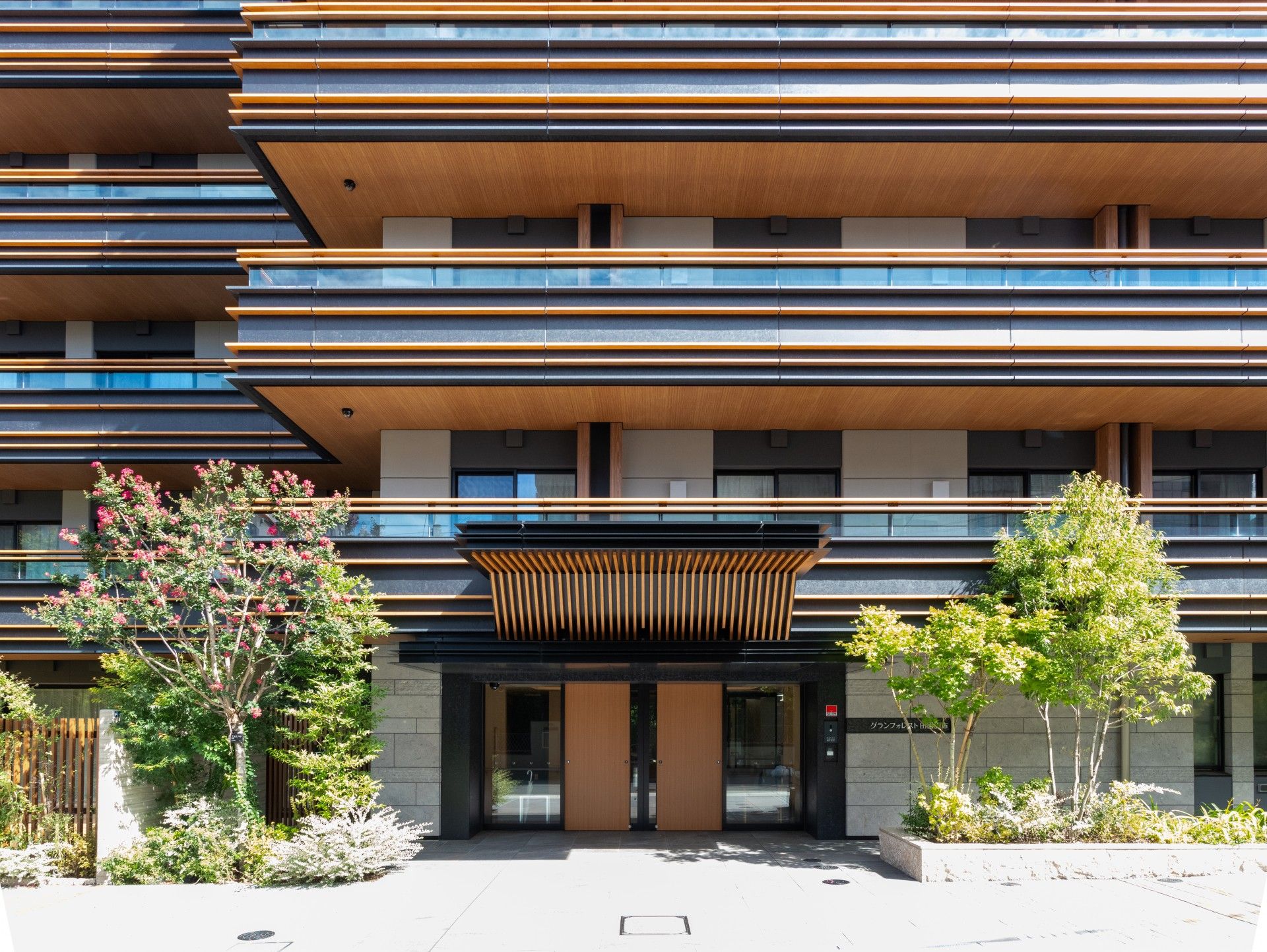 モダンな建物のエントランス