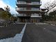 広々とした駐車場のある建物外観