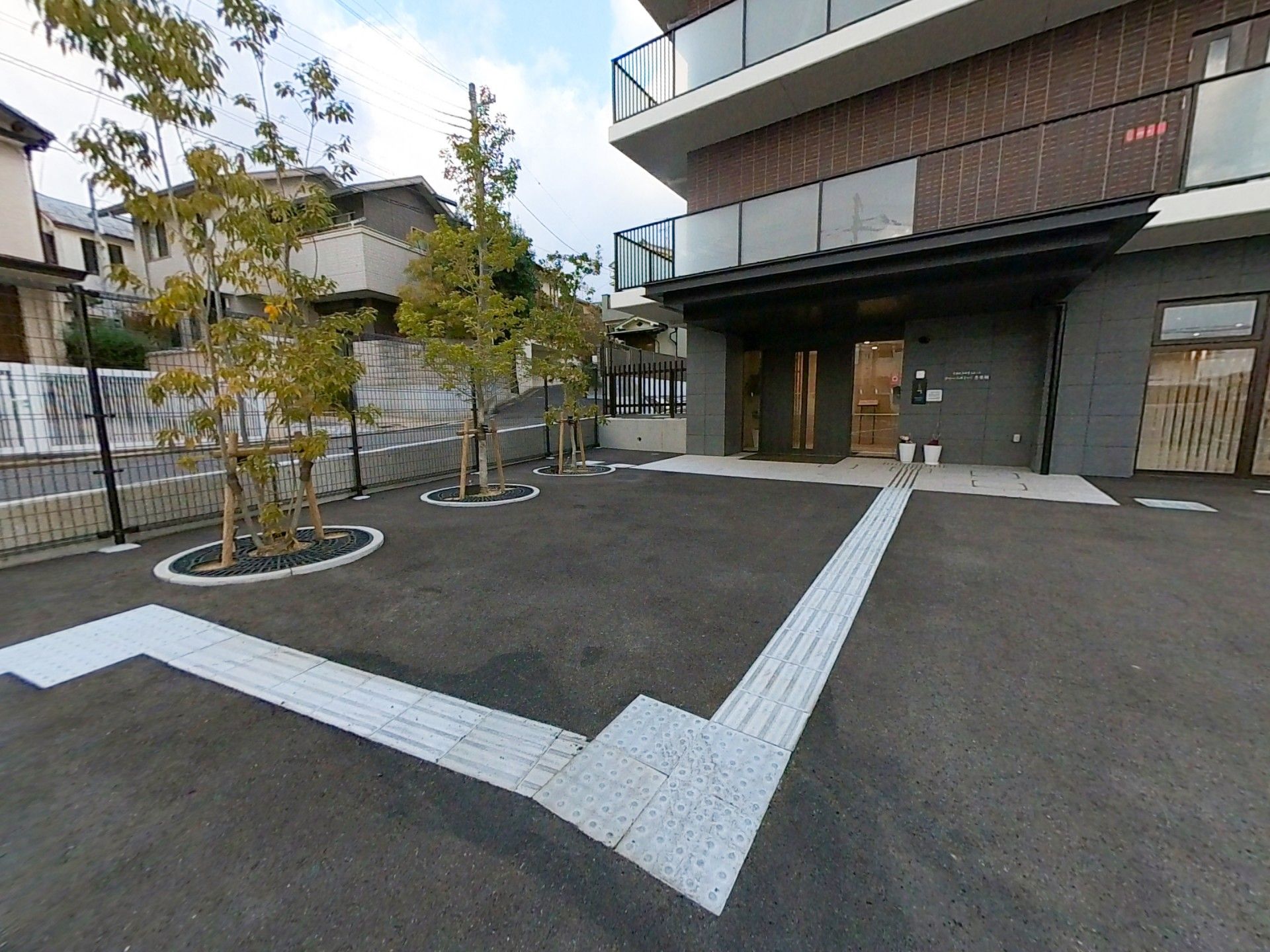 エントランス前の歩道