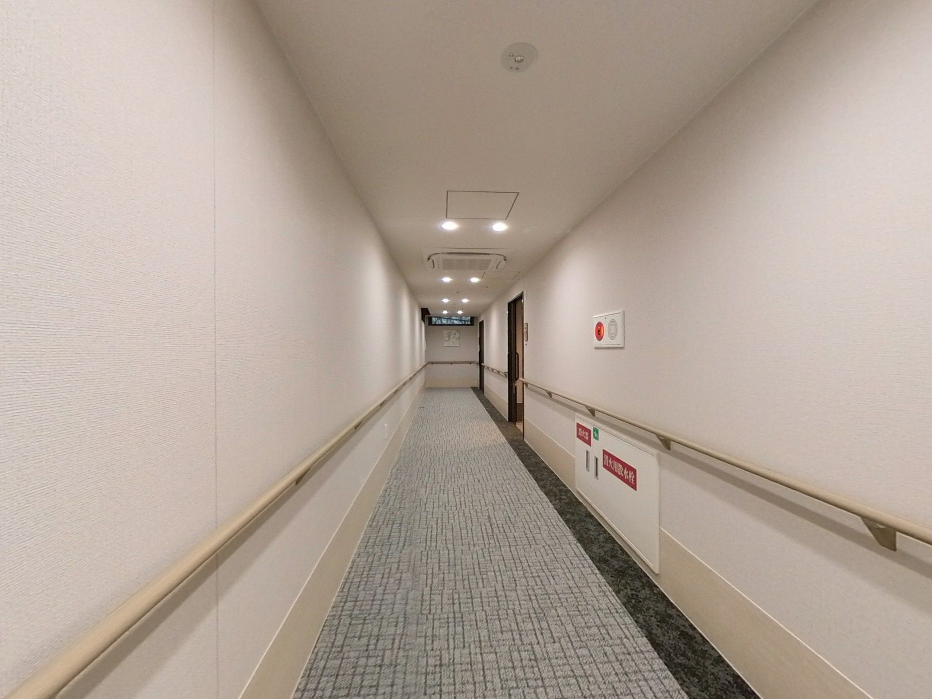 手すり付きの長い廊下