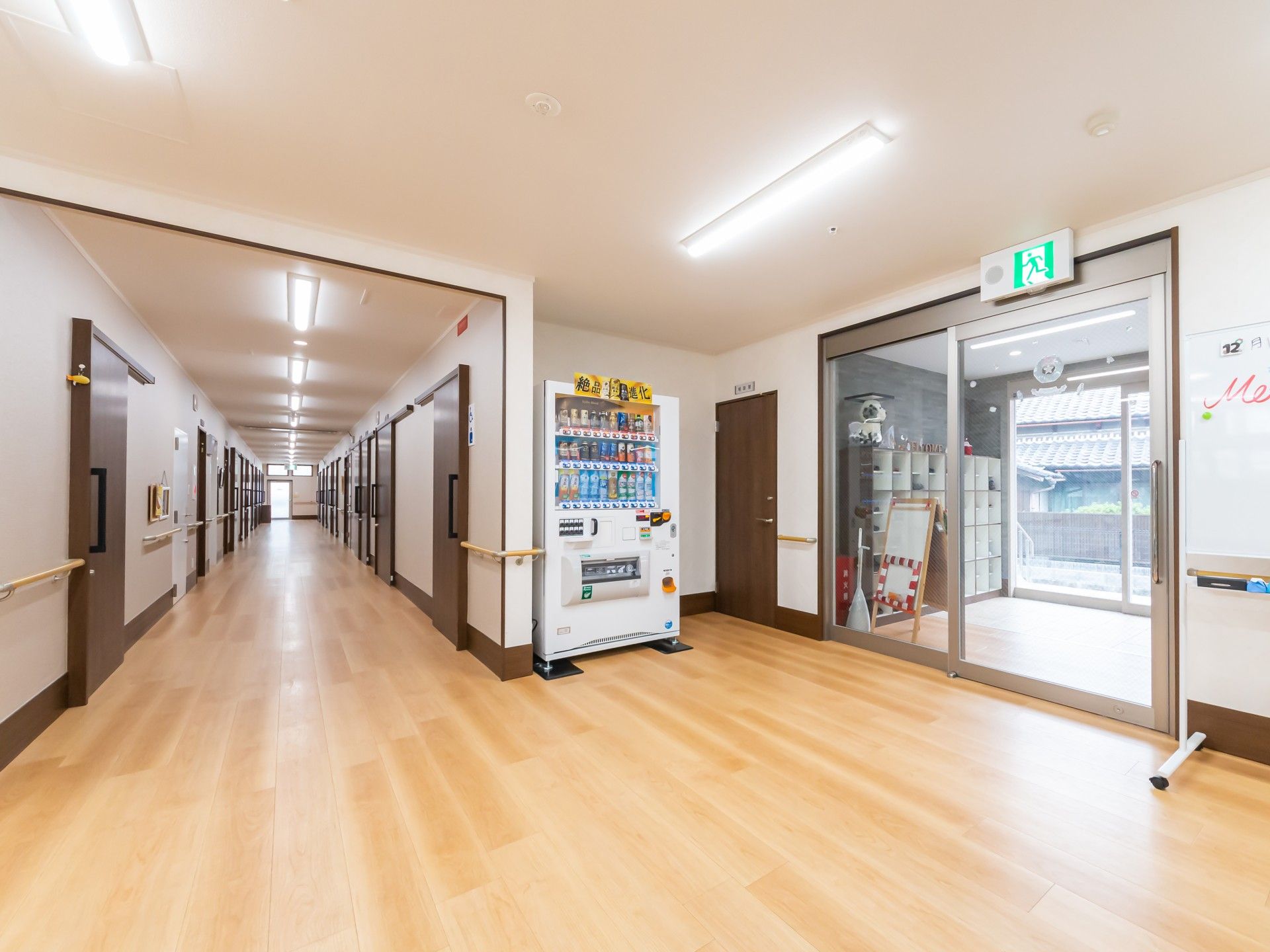 広々とした廊下の風景