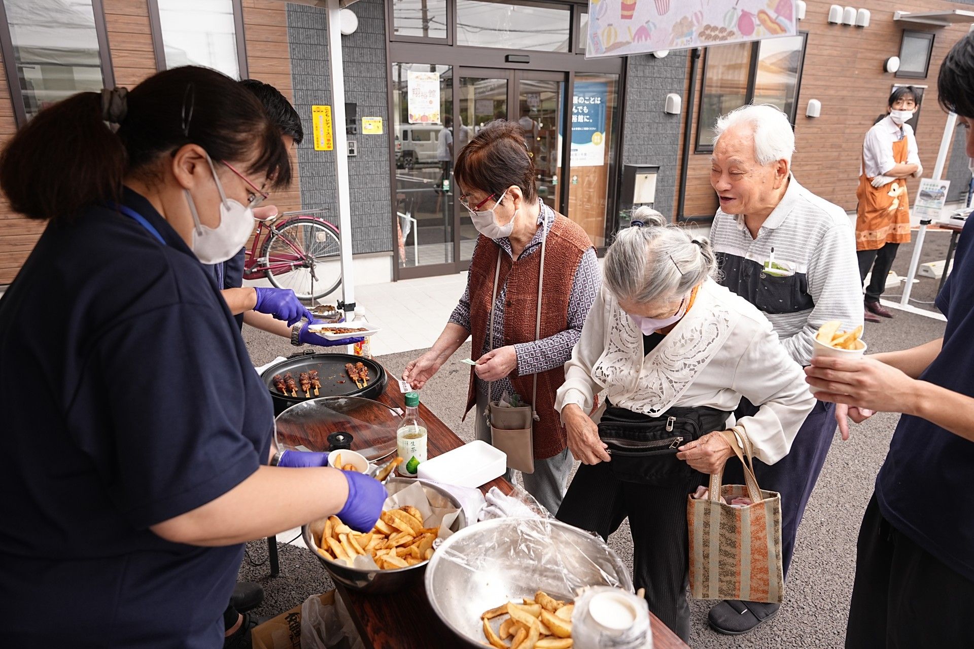 屋外での食事の様子