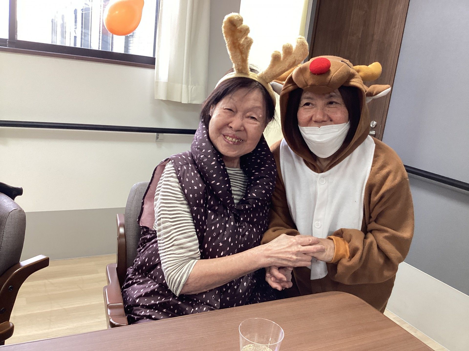 笑顔の二人と仮装の部屋