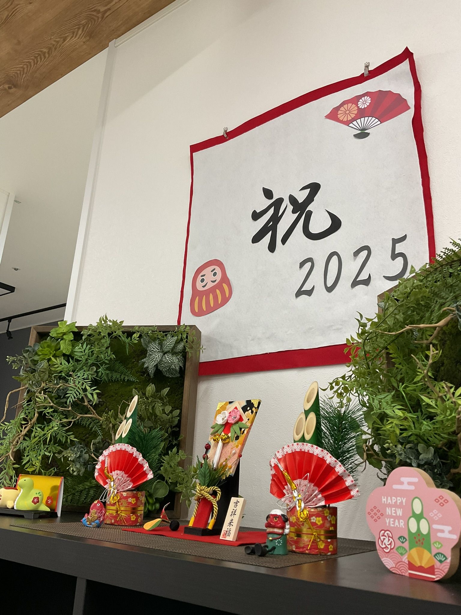 新年の飾りが並ぶ棚