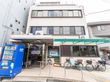 明るい入り口の建物