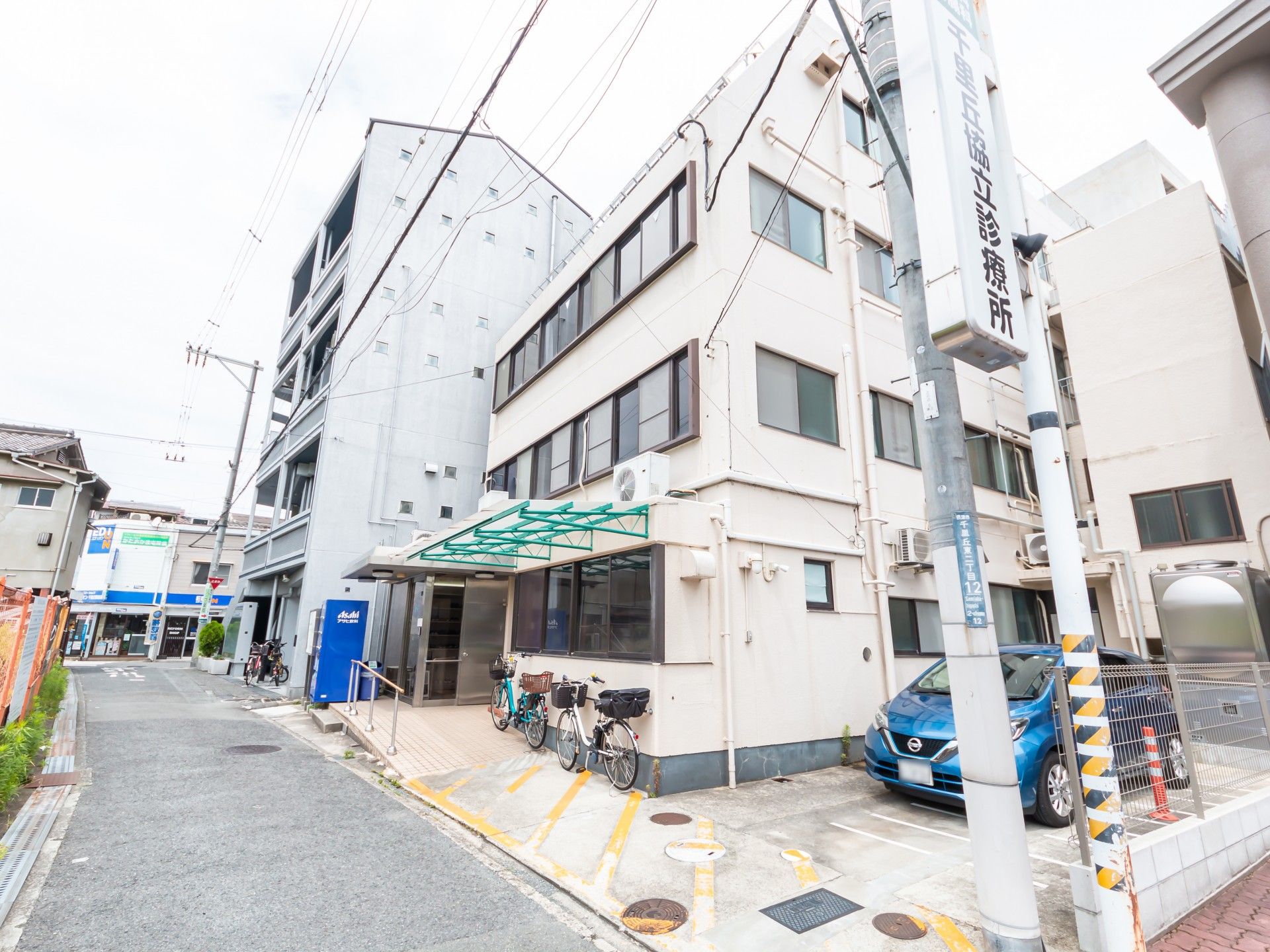 都会の明るい建物入口