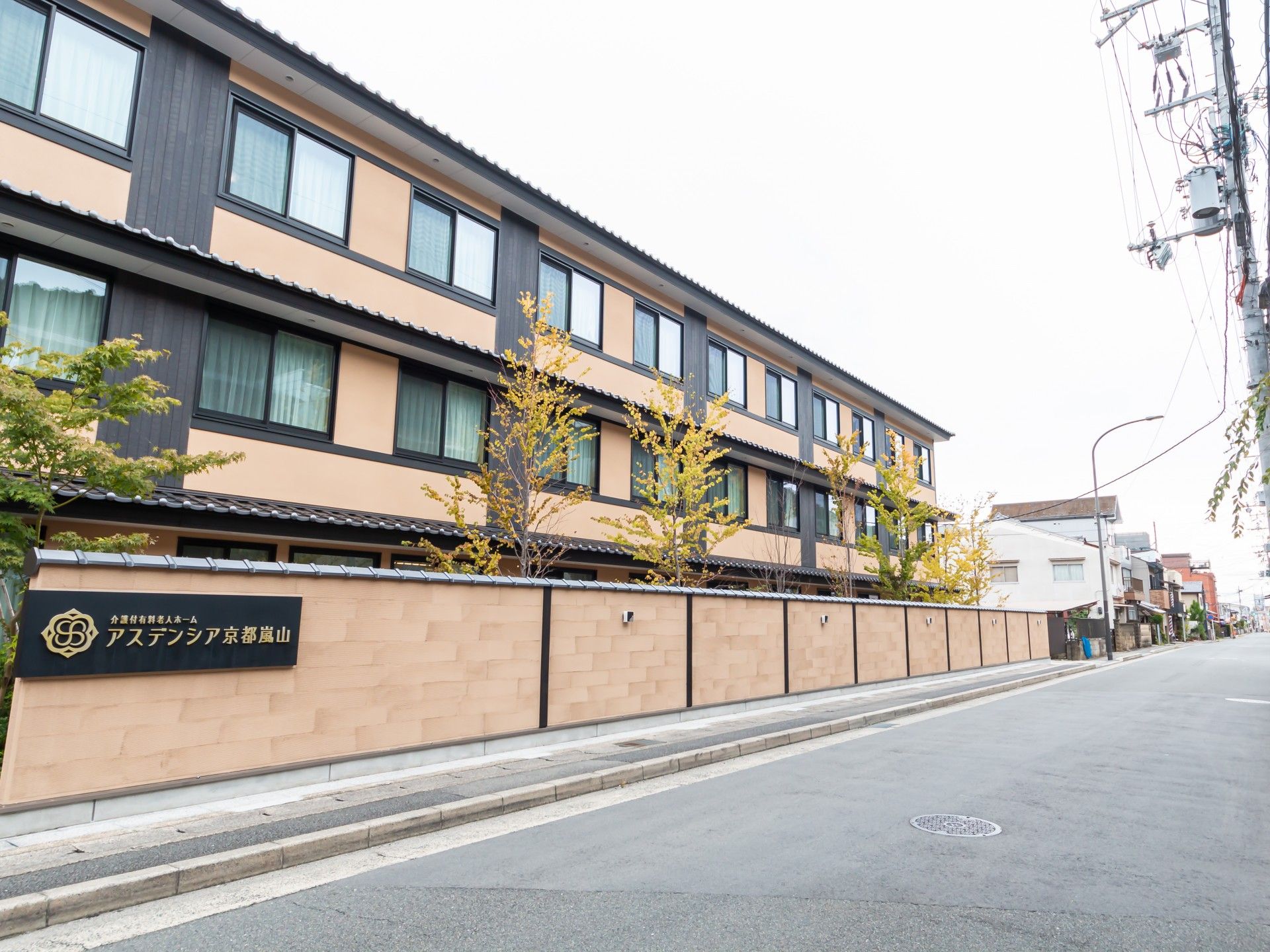 落ち着いた外観の建物