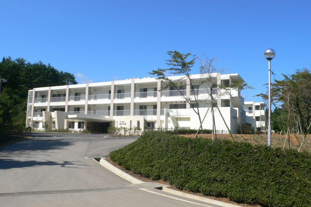 白い建物の外観