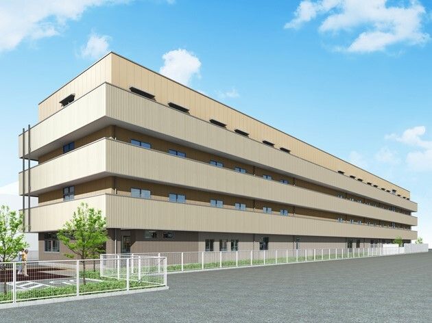 各フロアにベランダがあり、ベージュの外壁の4階建ての建物は日当たりのいい場所に建っている。