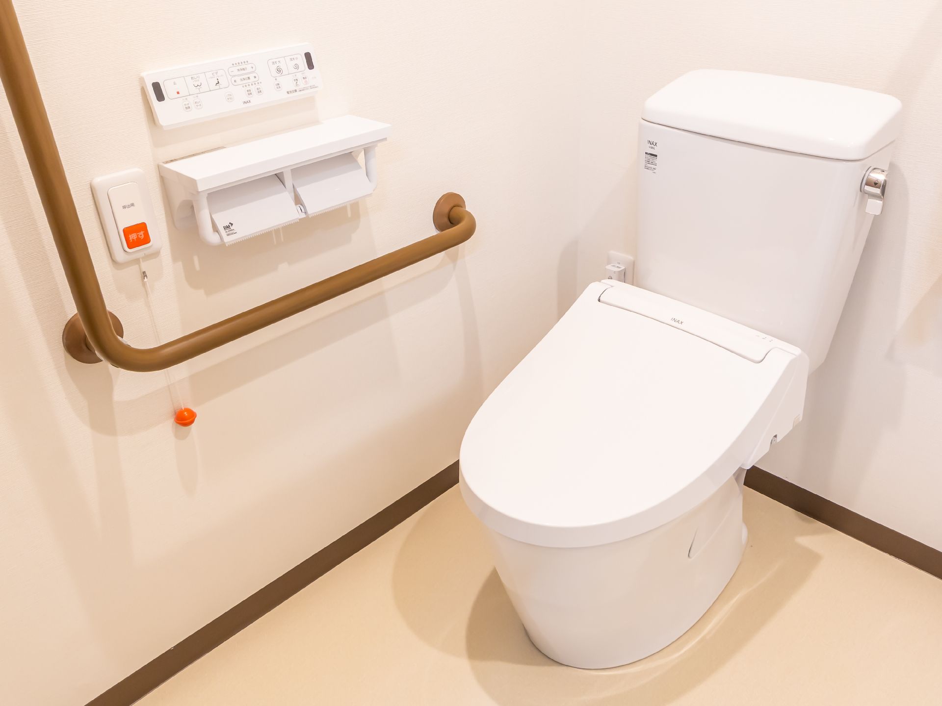 便器に手すりが設置されているトイレ