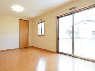 広々としたフローリングの部屋には大きな窓がある。カーテンはなく、家具は置かれていない。