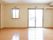 大小の窓が付いたフローリングの部屋にはエアコンもあり、家具は置かれていない。