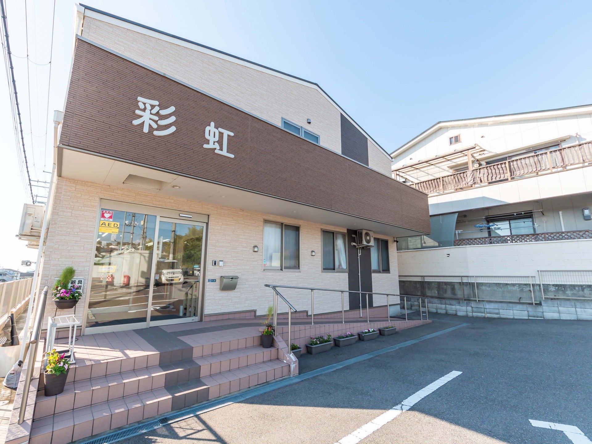 明るい外観の建物入口