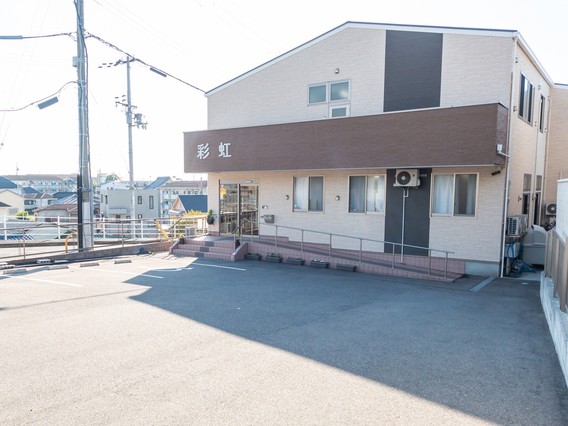 明るい外観の施設入口