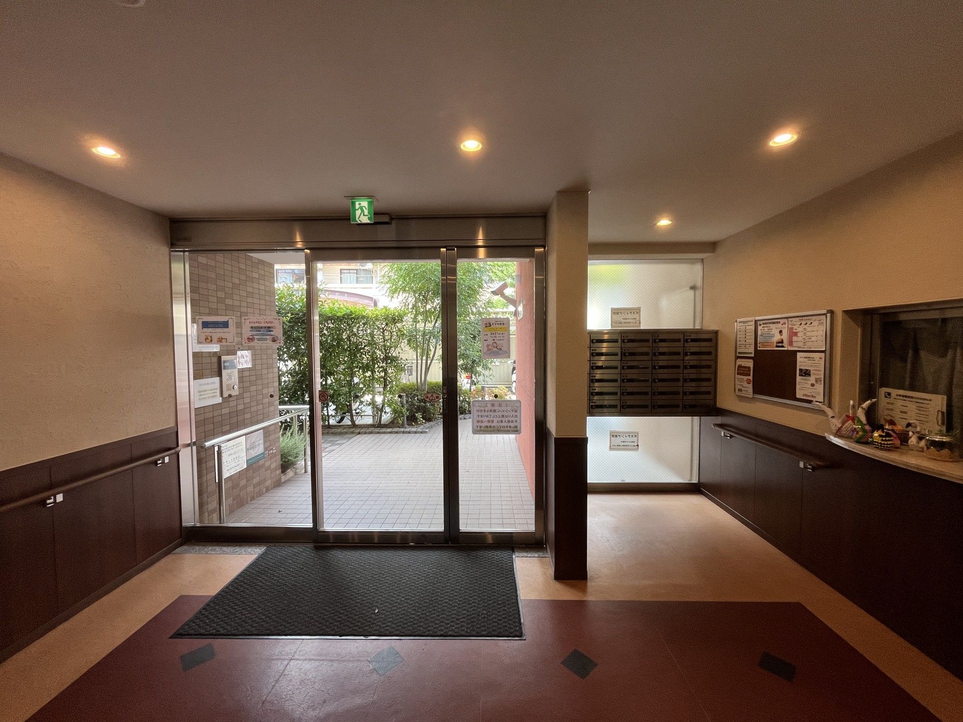 明るいエントランス