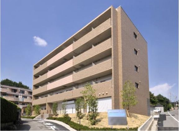 落ち着いた外観の建物