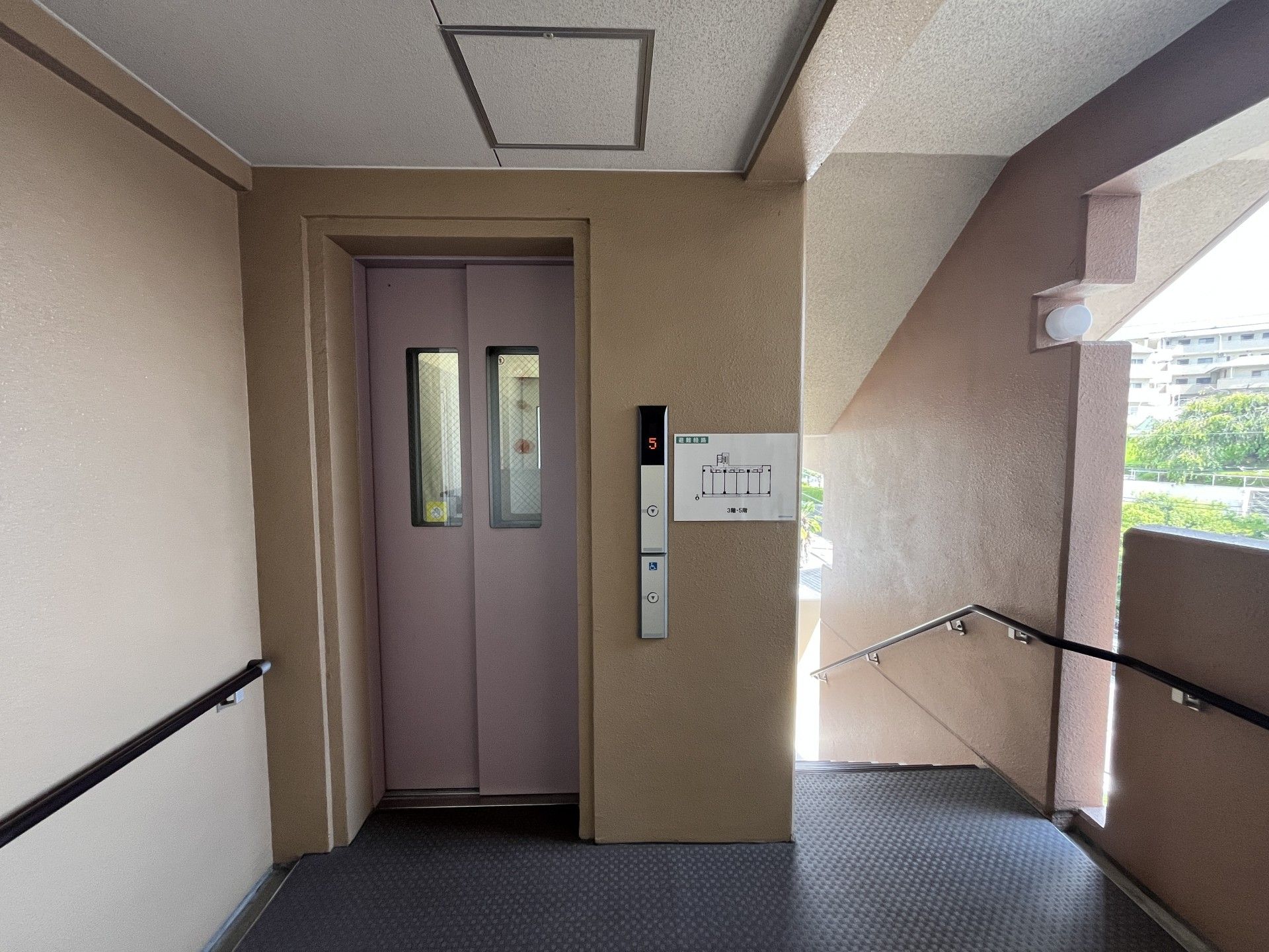 エレベーター前の廊下