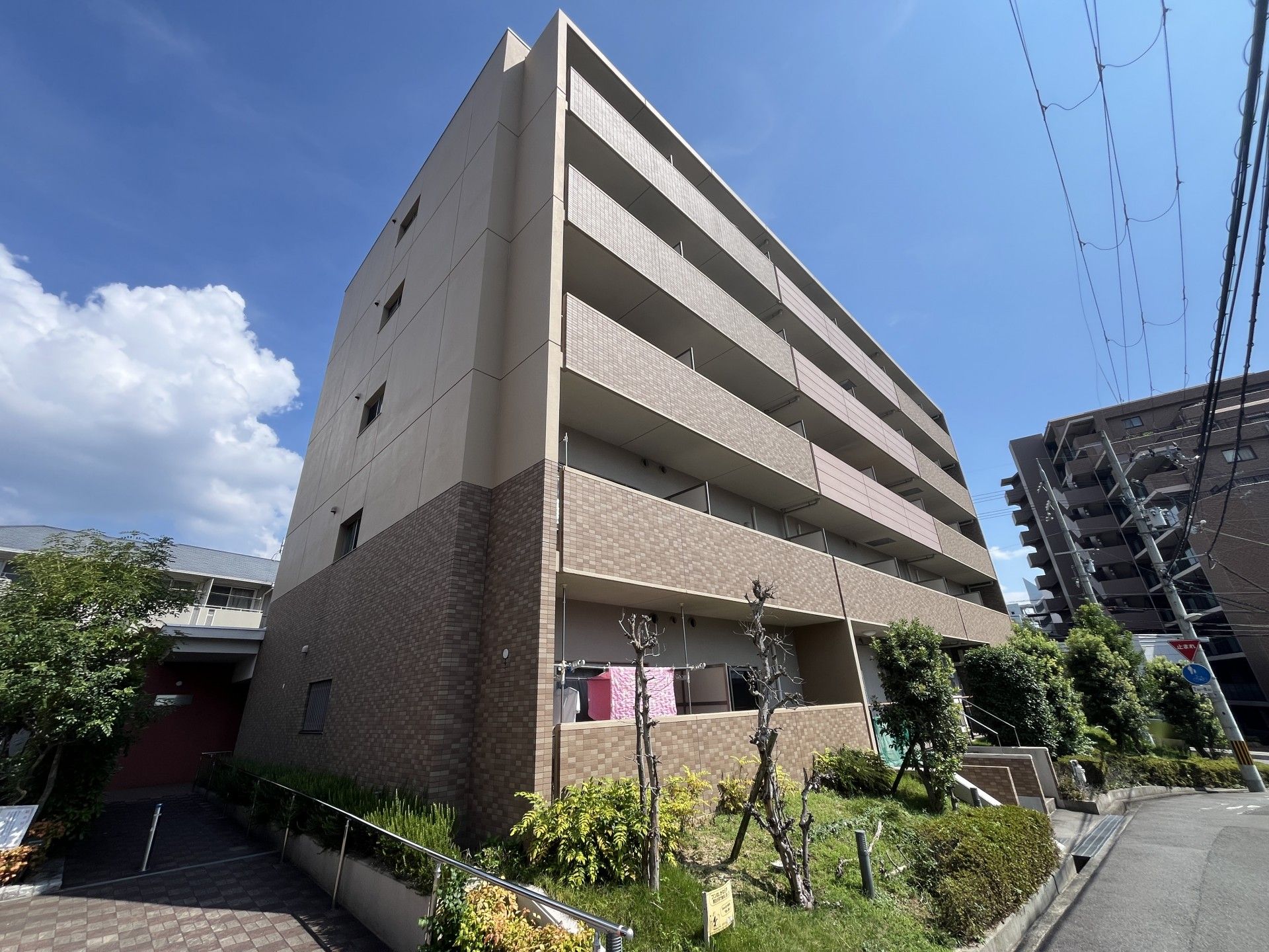 青空の下の建物外観