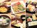 ちらし寿司や卵やハムが乗ったカラフルな麺類、弁当風の食事に狸そば、天ぷらの盛り合わせなど６枚の料理の写真。