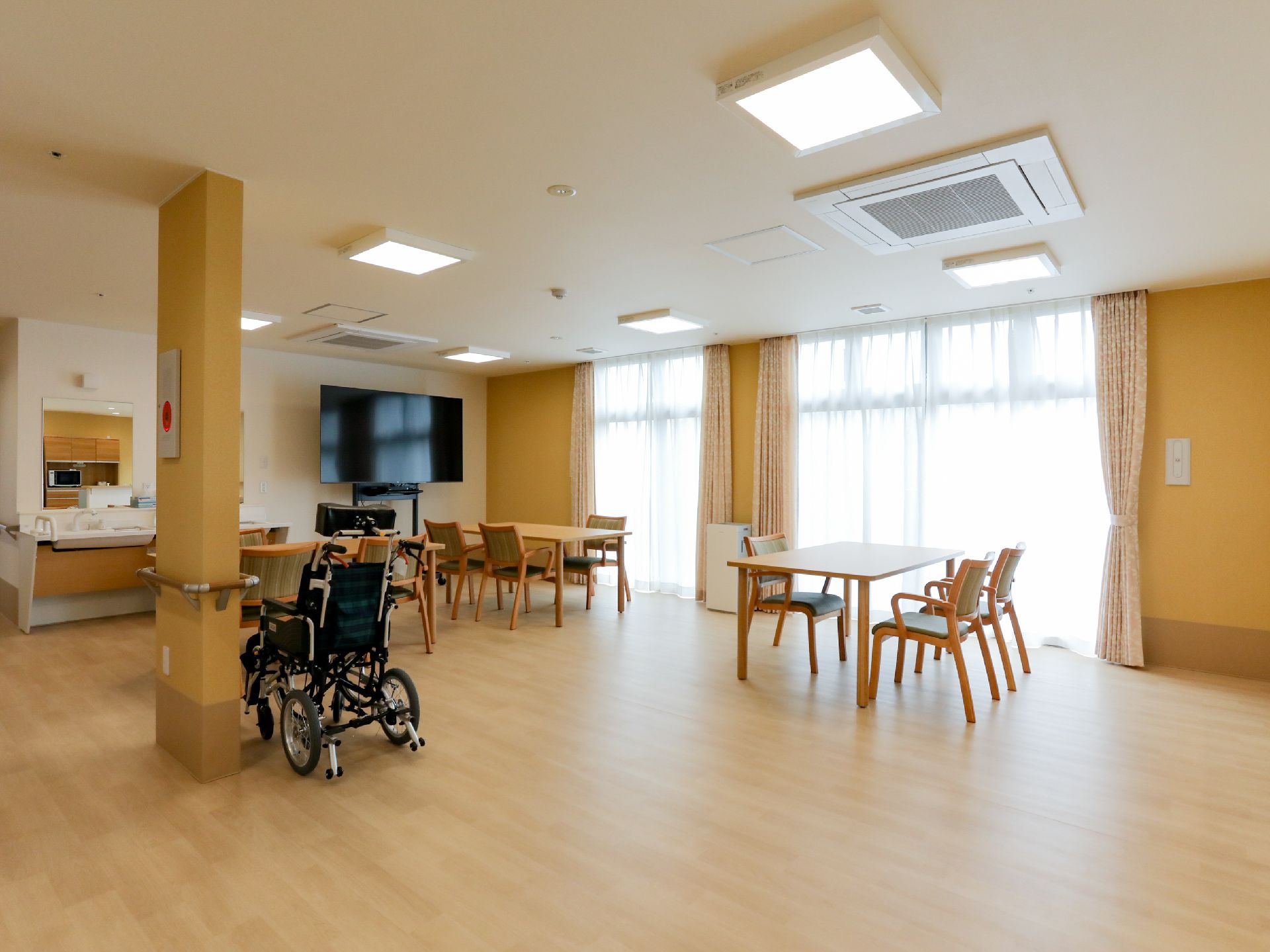 椅子やテーブルが設置され、趣味やコミュニケーションなどで利用されている共有スペース