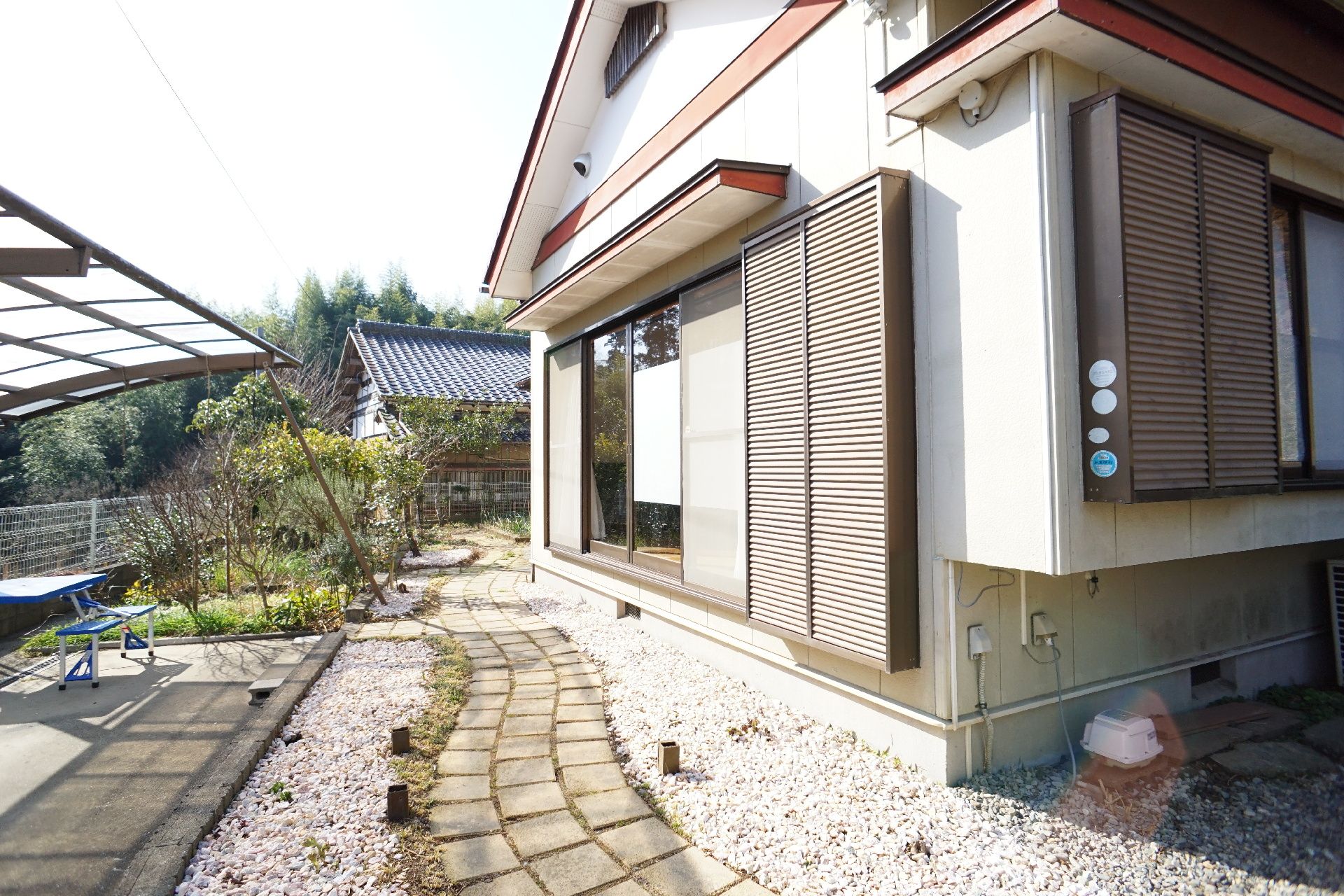 植物や花がたくさん咲いている中庭