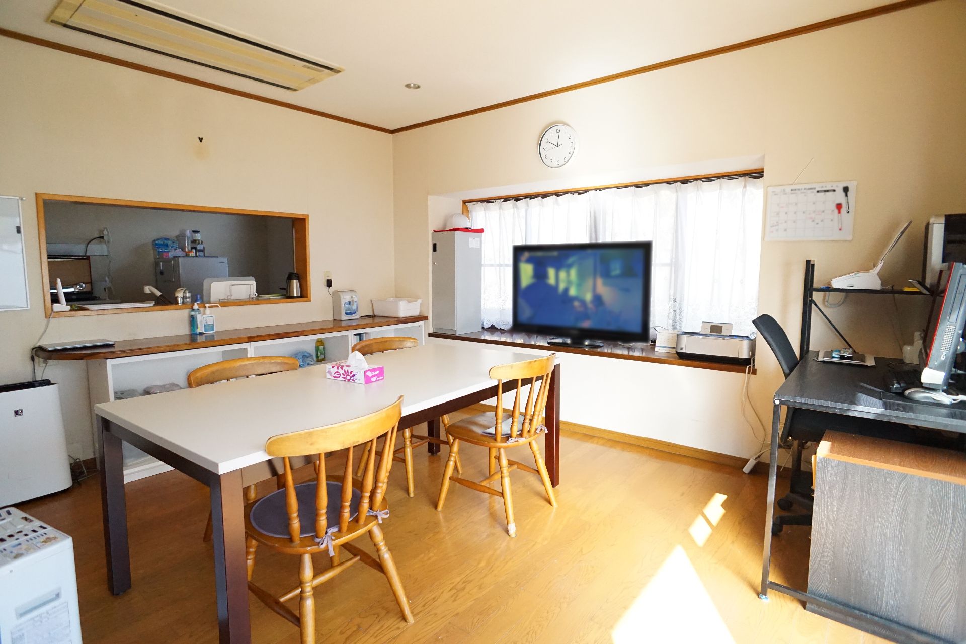 椅子とテーブルが設置されている共有スペース