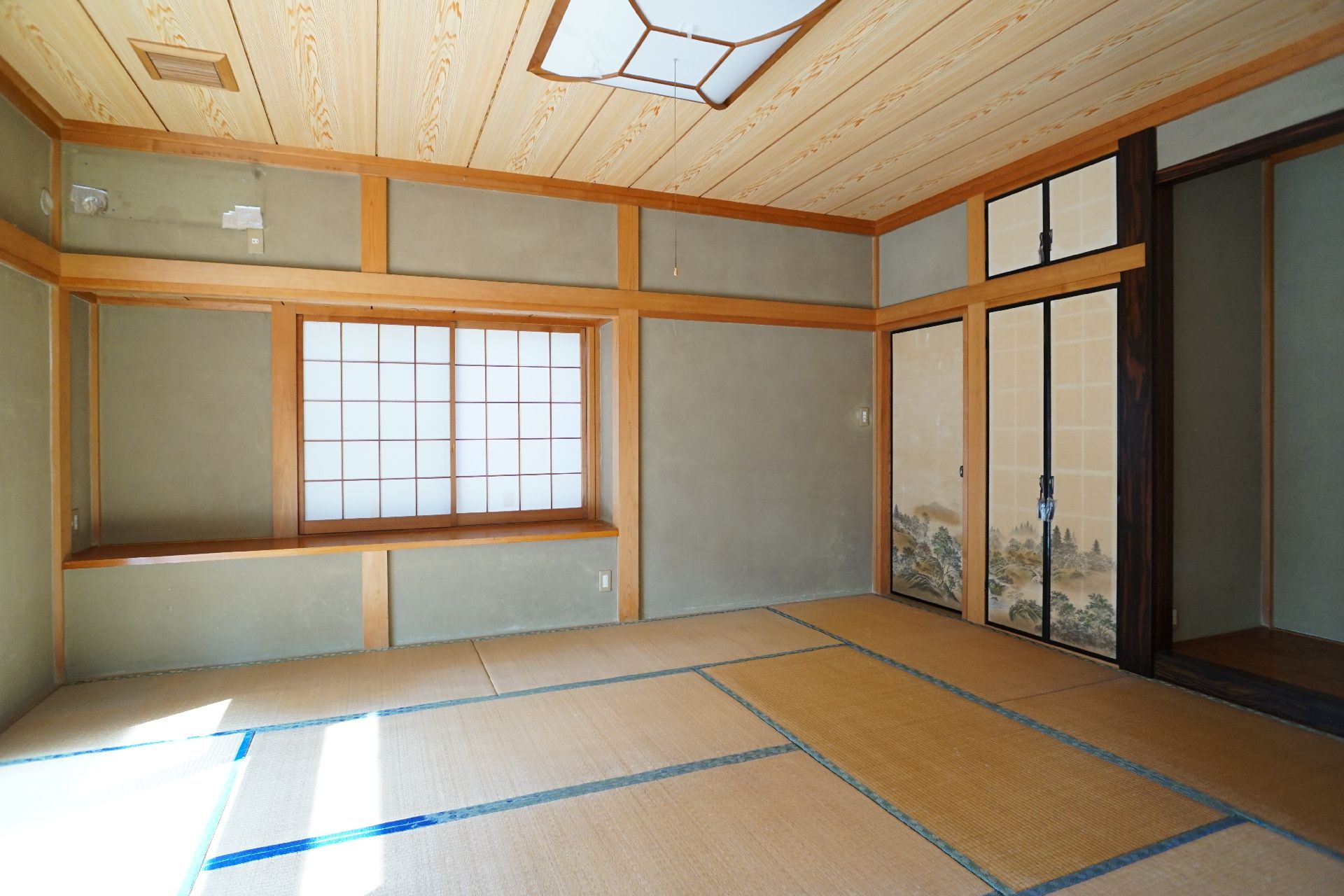 畳が敷かれた和室風の居室