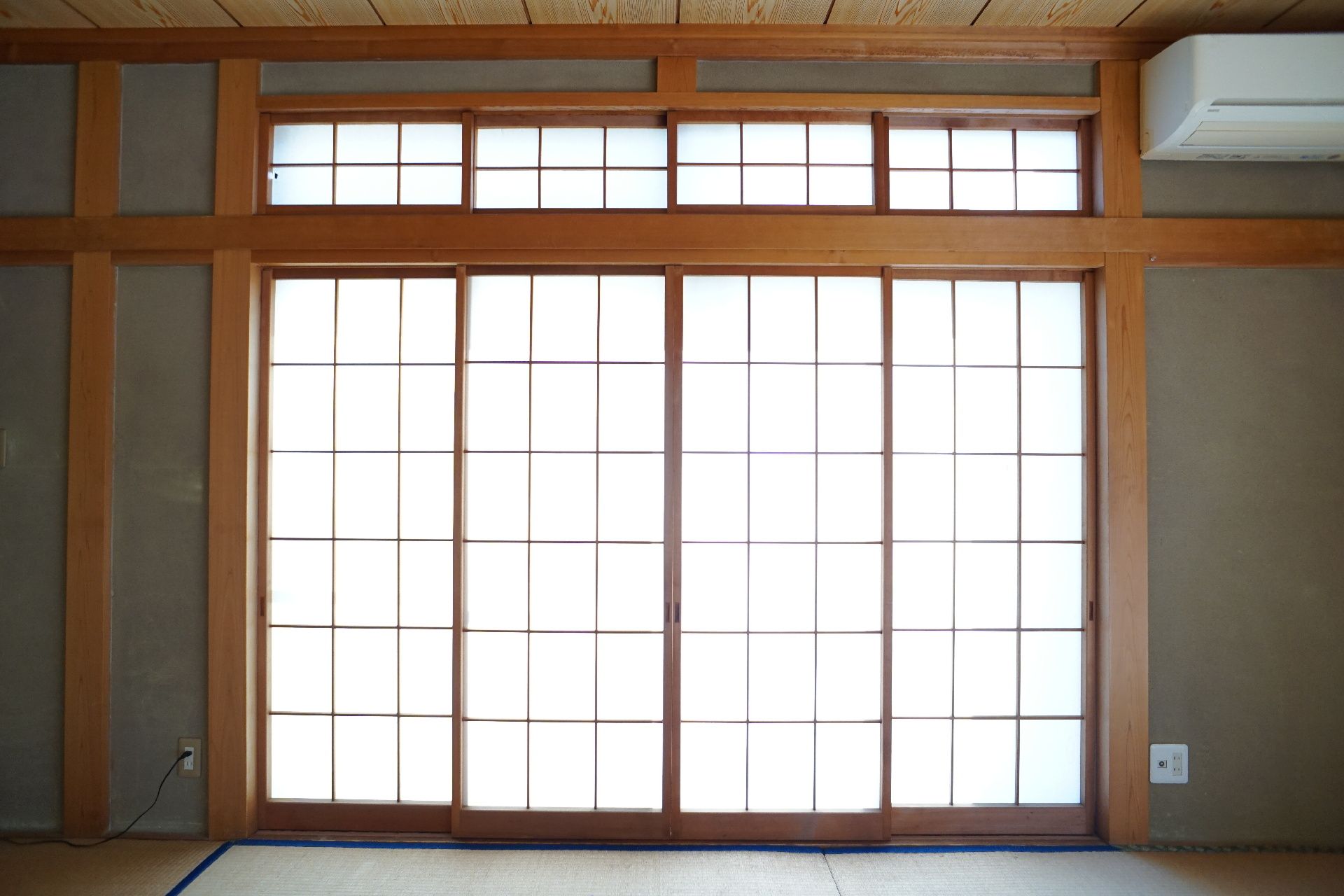 介護ベッドが設置され、家具が置かれている居室