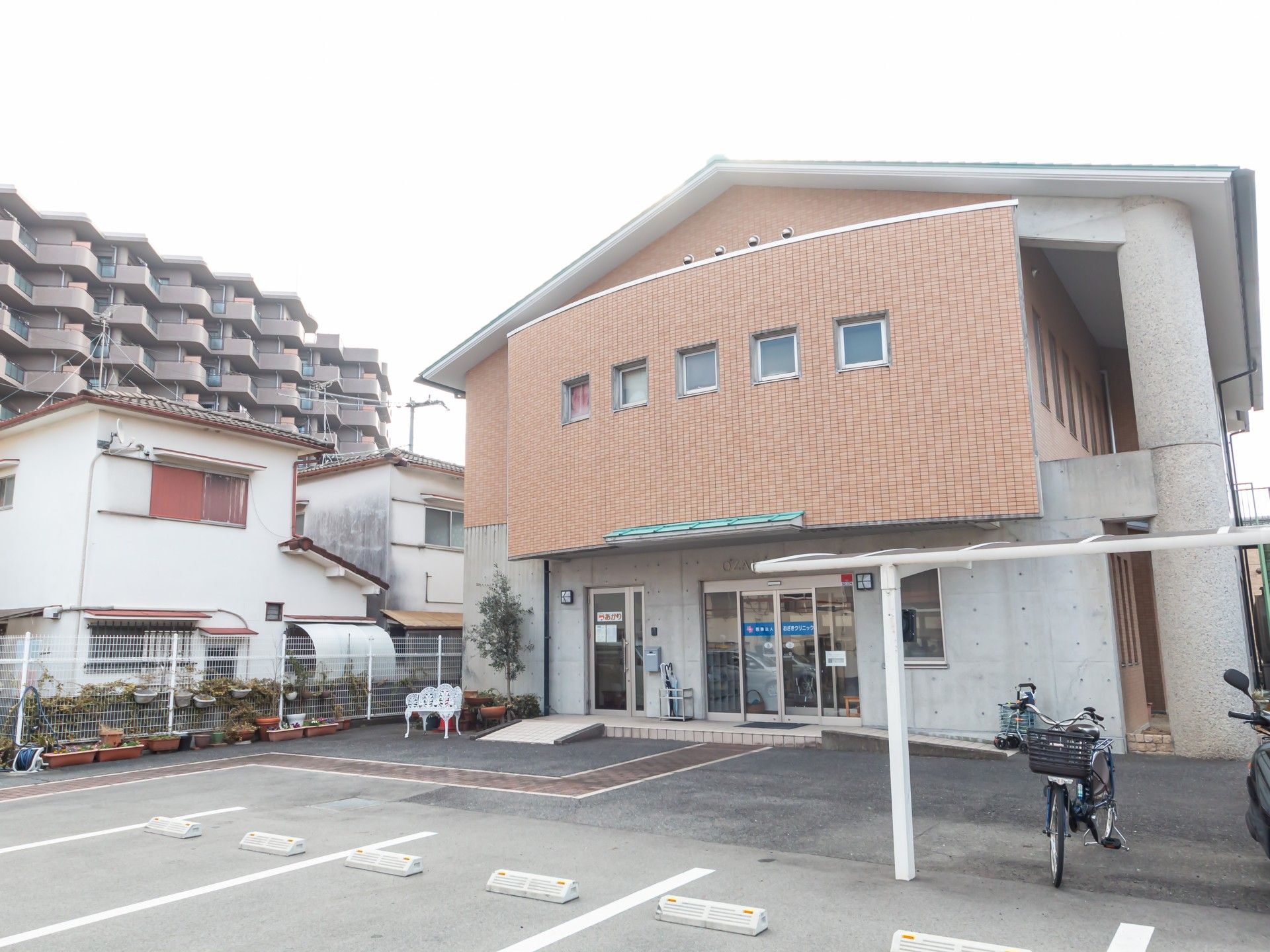 駐車場のある建物外観