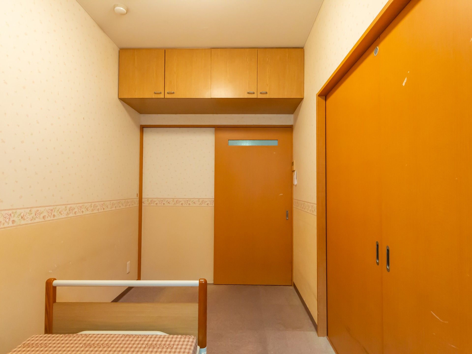 落ち着いた個室の入口