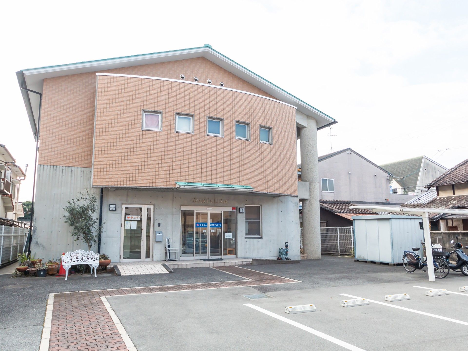 駐車場のある建物外観