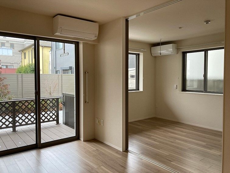 エアコンがそれぞれの部屋に付いたフローリングの部屋が二間続きであり、ウッドデッキのテラスもある。