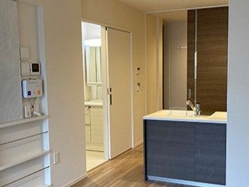 浴室やキッチンが付いているフローリングの部屋の壁には相談ボタンなどが設置されているコントローラーもある。