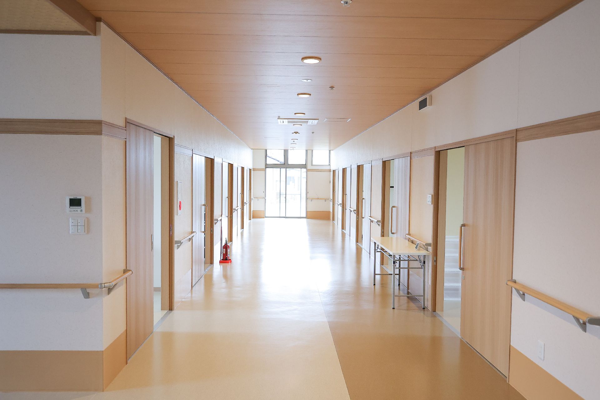 手すりが設置された幅の広い廊下